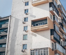 Вопрос с приема: можно ли легализовать пристроенный балкон в многоквартирном доме? 