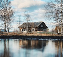 Соседка по двухквартирному дому обязала собственников смежного жилого помещения привести его и земельный участок в надлежащее состояние