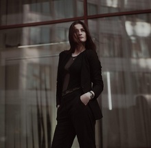 За денежное вознаграждение обещала оказать помощь в покупке квартиры с аукциона по цене ниже рыночной стоимости