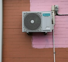 Обманывал людей, предлагая услуги по монтажу кондиционеров, получал предоплату, но работы не выполнял