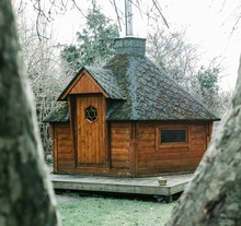 Обязался смонтировать баню, взял аванс, но работы не выполнил. По решению суда должен вернуть больше, чем получил